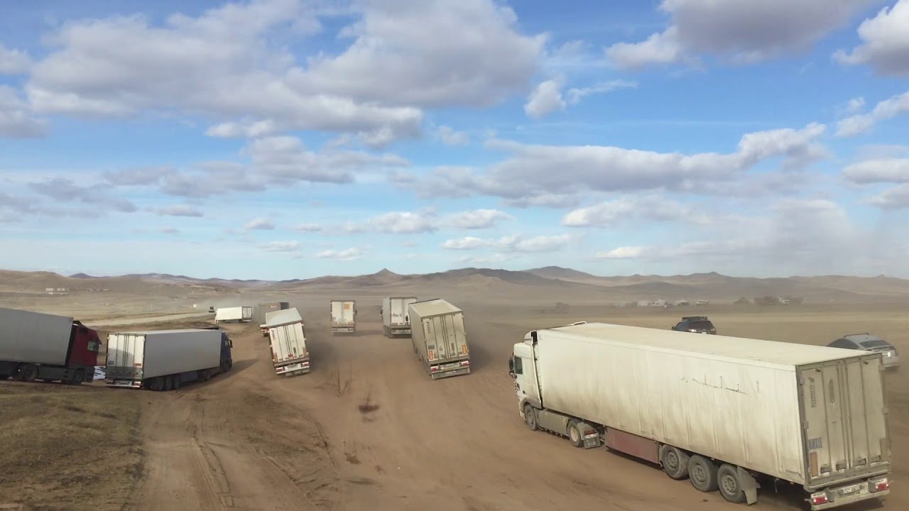  VIDEO  Zeci de camioane rătăcesc prin deșertul Mongoliei din cauza unei ocoliri