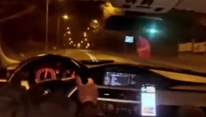  VIDEO – Un inconştient care circula cu 140 km/h prin oraş s-a filmat şi a publicat imaginile pe internet