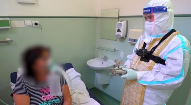  Un preot curajos: și-a pus masca și vizitează bolnavii COVID din spitale pentru a le aduce alinare sufletească