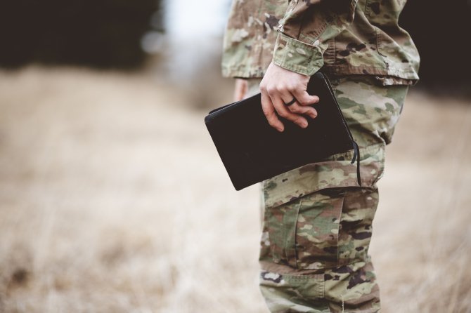  Militar arestat, după ce a încercat să plătească un adolescent să întreţină raporturi sexuale cu el