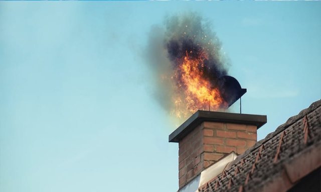  Un coş de fum de la o locuinţă din municipiul Iaşi a fost cuprins de flăcări