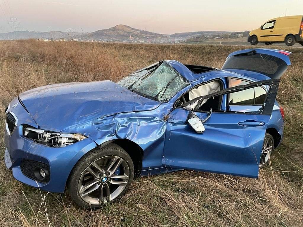  (FOTO) Iaşi: Accident cu victimă, după ce un BMW s-a răsturnat pe un câmp