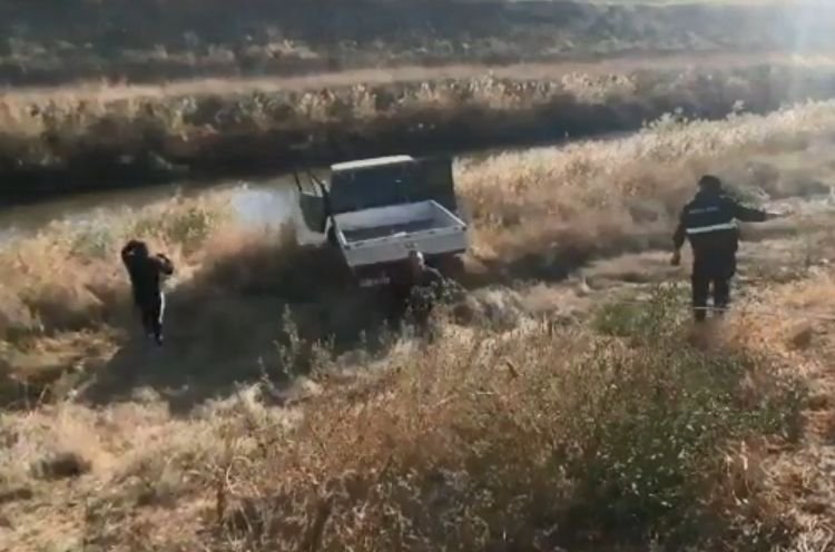  (VIDEO) Accident în Iaşi: O dubă cu două persoane la bord s-a răsturnat în râul Bahlui