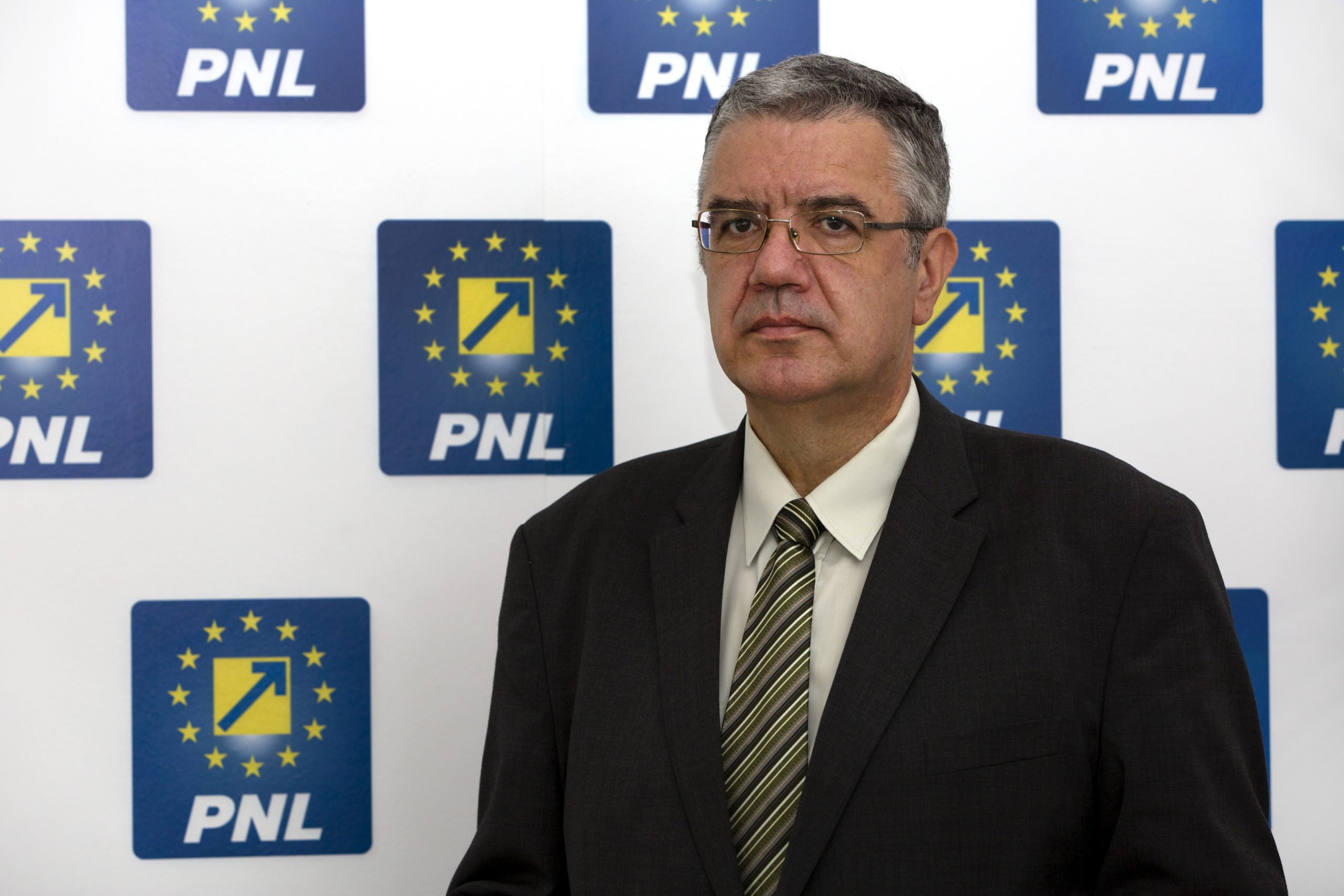  Încă un deputat, Nicolae Giugea, îşi anunţă retragerea din Grupul parlamentar PNL