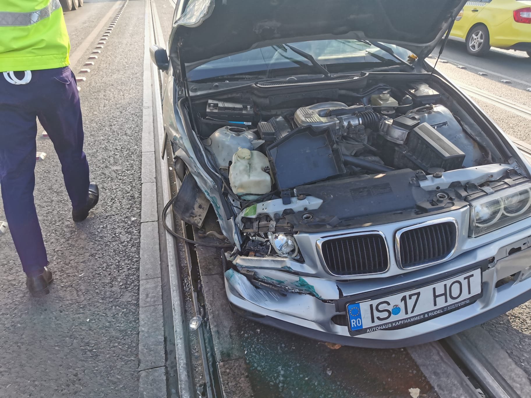  FOTO –  Accident auto pe bulevardul Tudor Vladimirescu. Un BMW a fost avariat serios