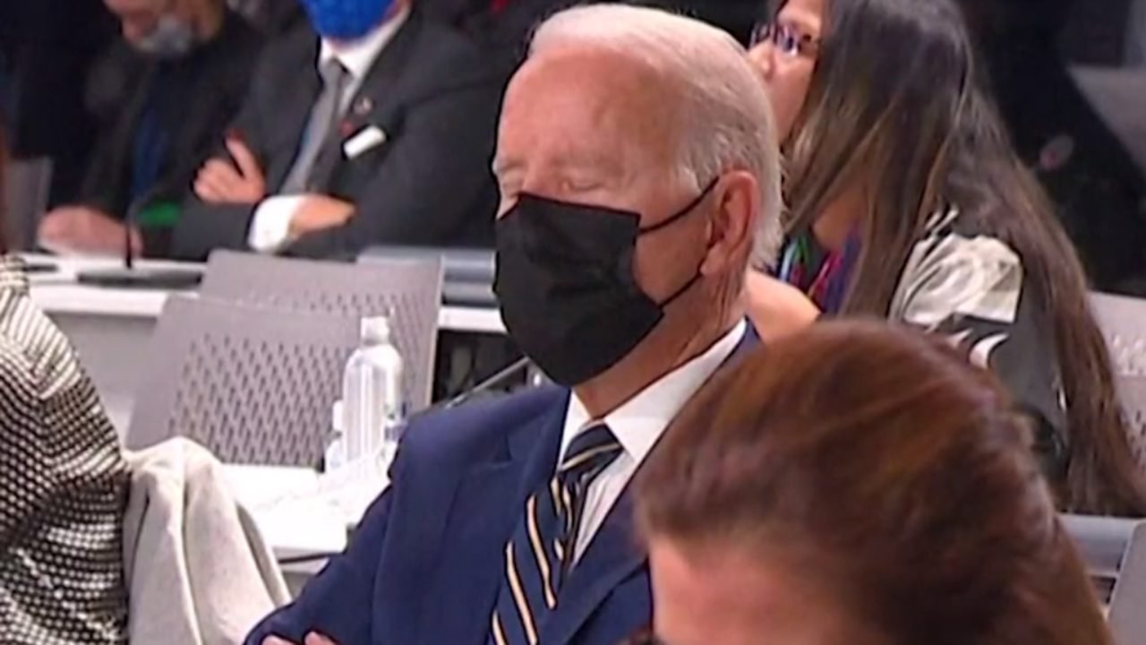  VIDEO: Trump îl ironizează pe Biden după ce a adormit la summit