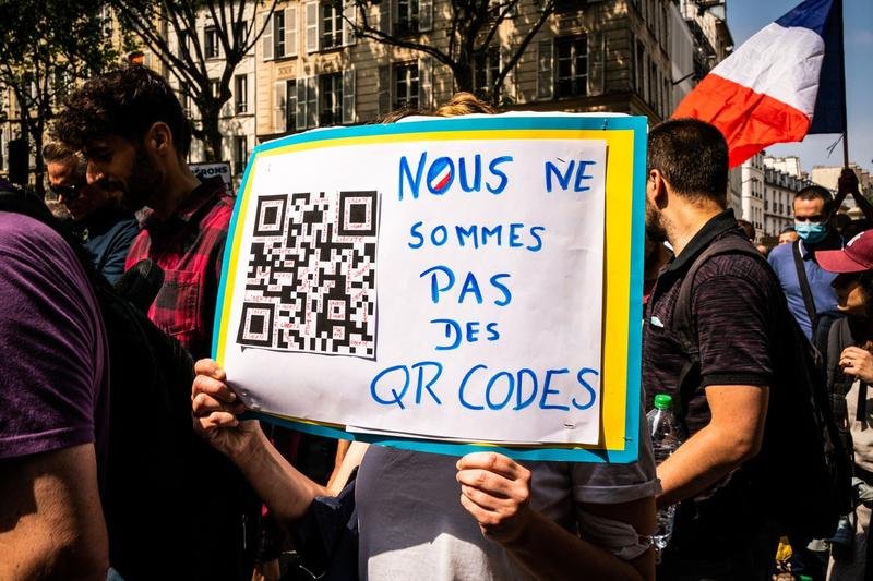  Câteva zeci de mii de persoane din Franta au protestat în stradă împotriva permisului sanitar