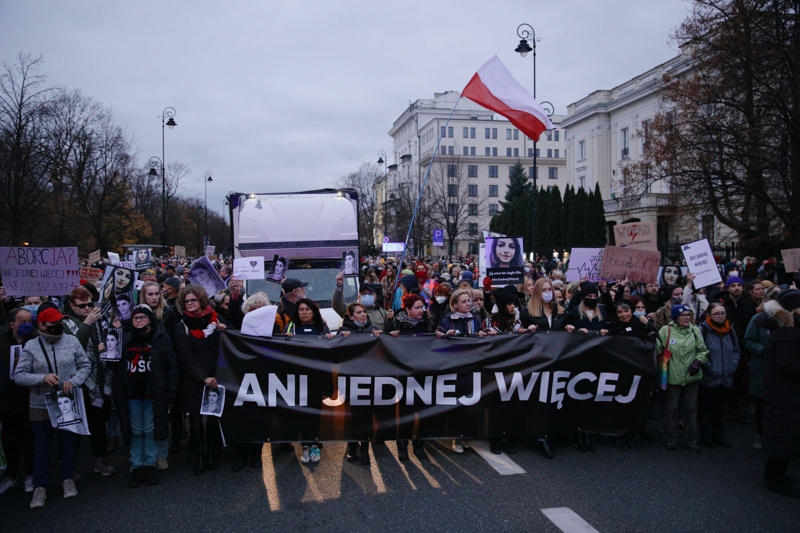  Mii de persoane au demonstrat în Polonia după moartea unei femei însărcinate căreia i s-a refuzat avortul