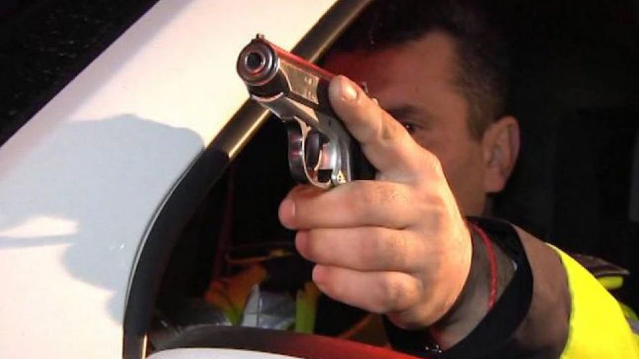  Şofer beat şi fără permis, oprit cu focuri de armă de către poliţişti