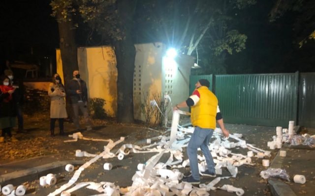  VIDEO Liderii PNL, întâmpinați cu proteste cu hârtie igienică la Vila Lac