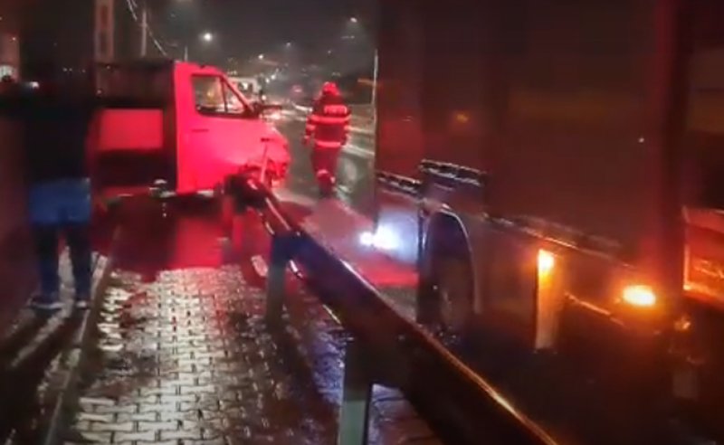  VIDEO Un șofer și-a înfipt mașina într-o țeavă de gaz la Uricani, iar altul a făcut accident în Copou