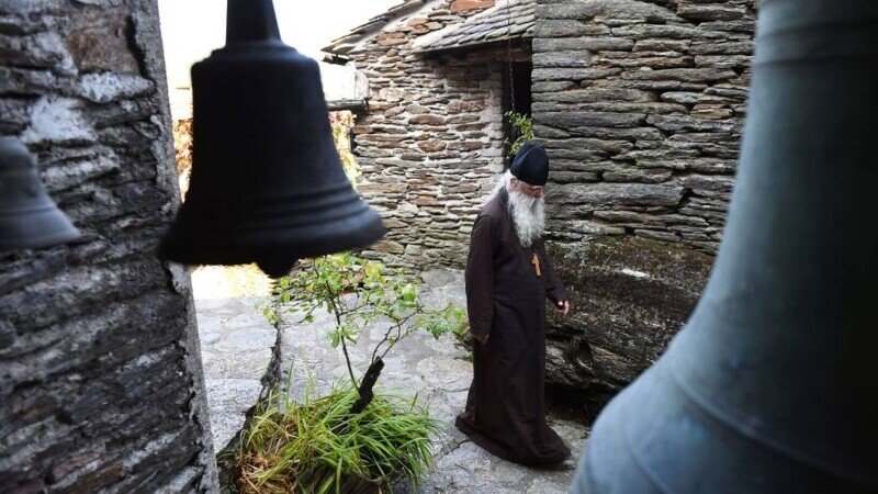  Călugări de la Muntele Athos, decedați după ce s-ar fi infectat de la turiști români cu certificate false