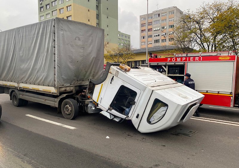  VIDEO Incident bizar cu un camion în România, căruia i s-a rupt cabina la o frânare bruscă