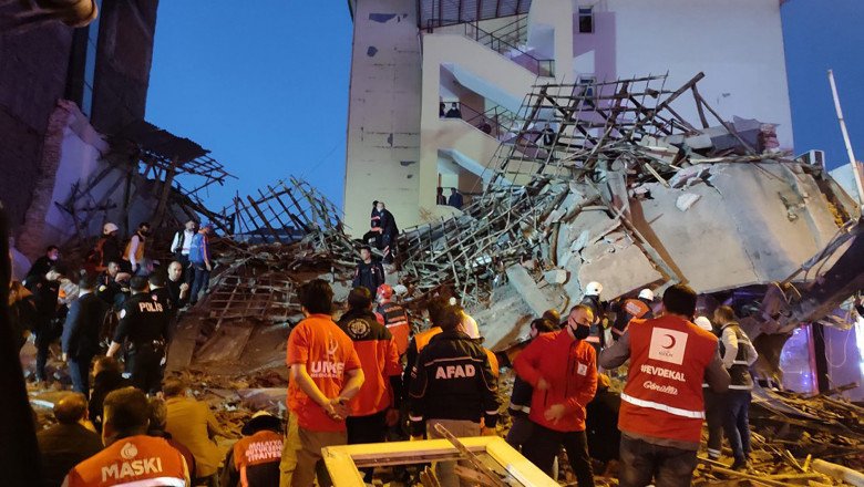  VIDEO  Momentul în care o clădire se prăbușește brusc pe o stradă aglomerată din Turcia. Opt oameni au ieșit singuri de sub dărâmături