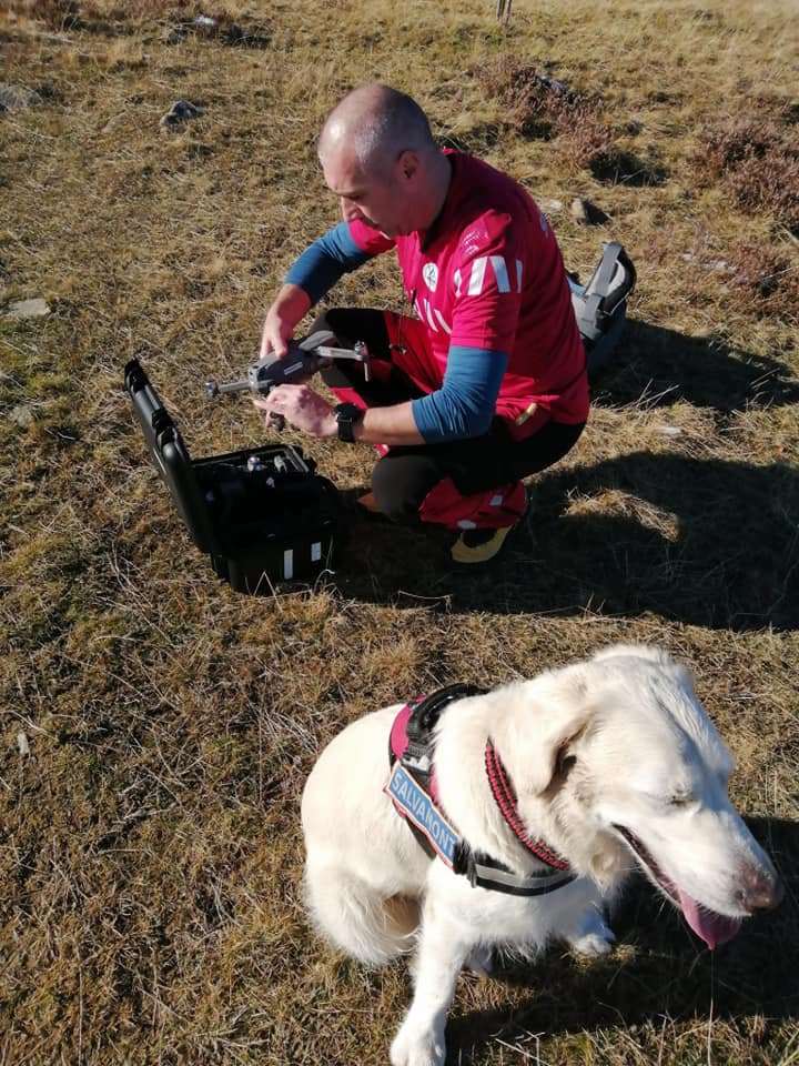  O dronă și un câine în ajutorul salvamontiștilor care căutau o persoană dispărută