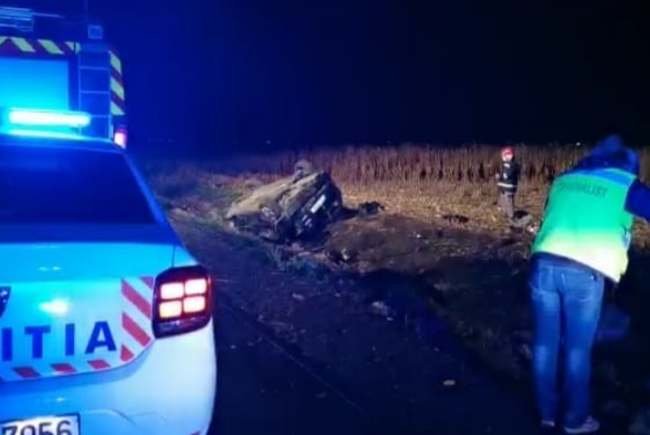  FOTO – Un autoturism s-a răsturnat din cauza vitezei mari: două persoane au murit, iar alte zece au fost rănite