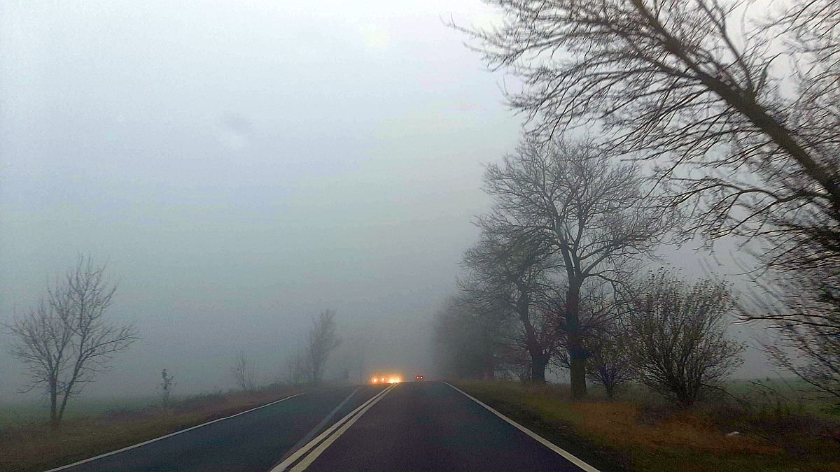  Aveți grijă dacă porniți la drum cu mașina! Ceață în Iași și alte 16 județe