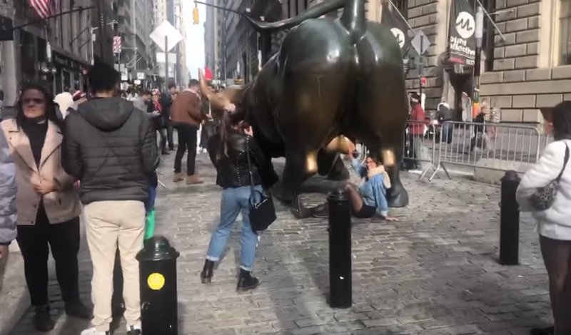  VIDEO Coadă în spatele unui taur din New York. Ce i-a atras pe oameni