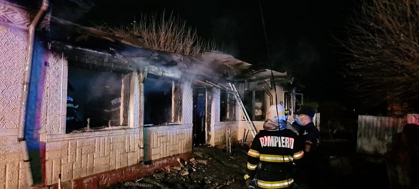  Vrancea: Incendiu la o casă, în interior fiind descoperite trei cadavre carbonizate