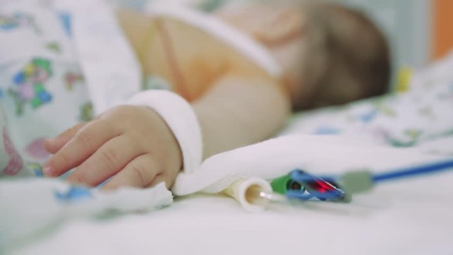  Fetiţa de două luni înjunghiată de tată se simte mai bine: respiră spontan şi mănâncă