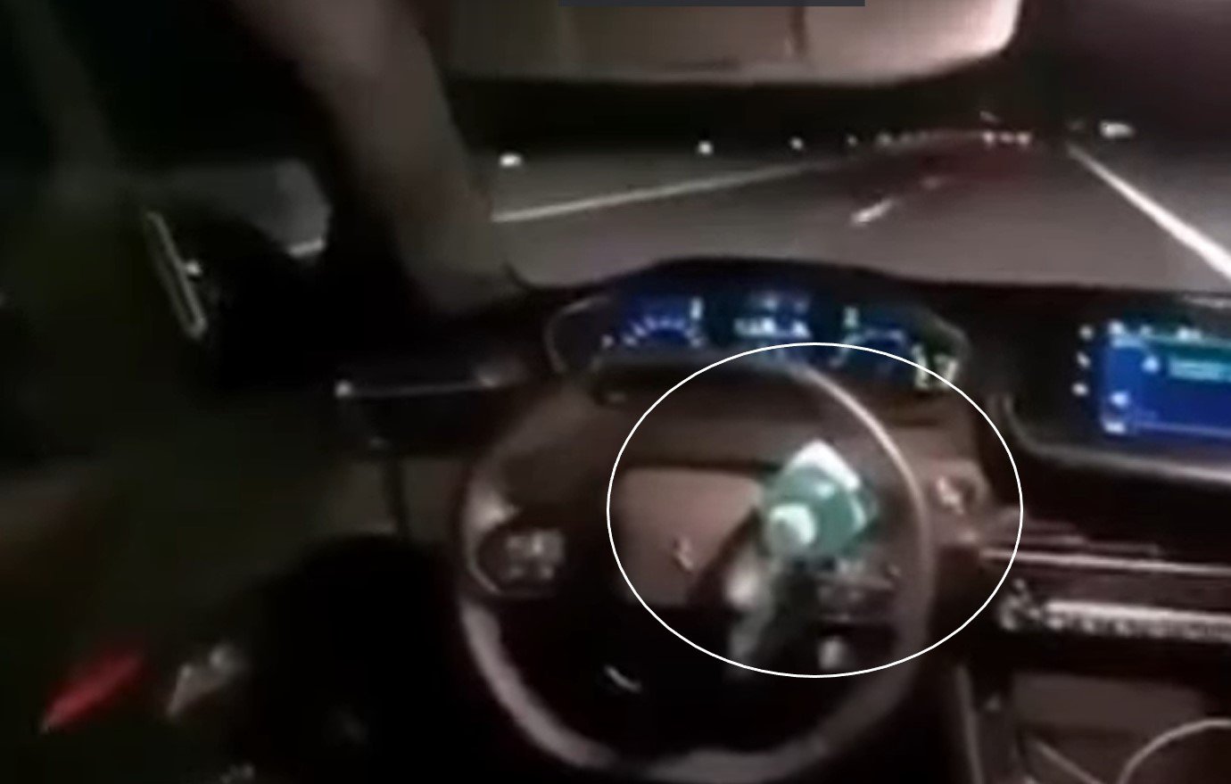  VIDEO: Un bărbat a blocat volanul maşinii cu o sticlă de plastic şi a filmat propriul accident de pe bancheta din spate