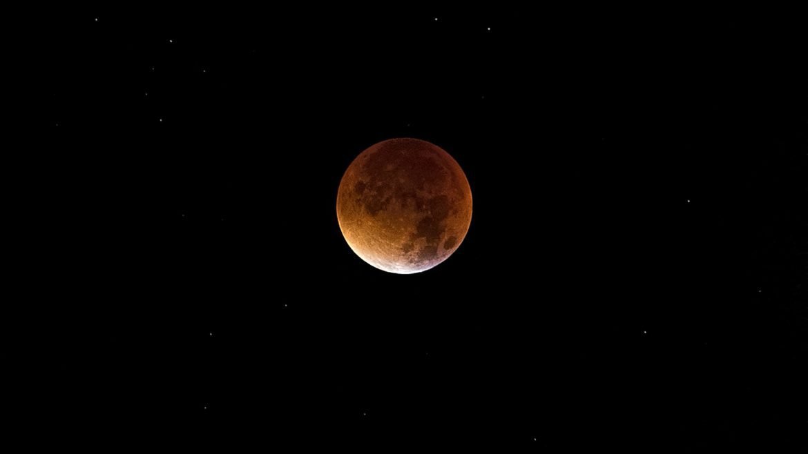  Cea mai interesantă eclipsă de Lună, care va fi vineri, nu va fi vizibilă de la noi