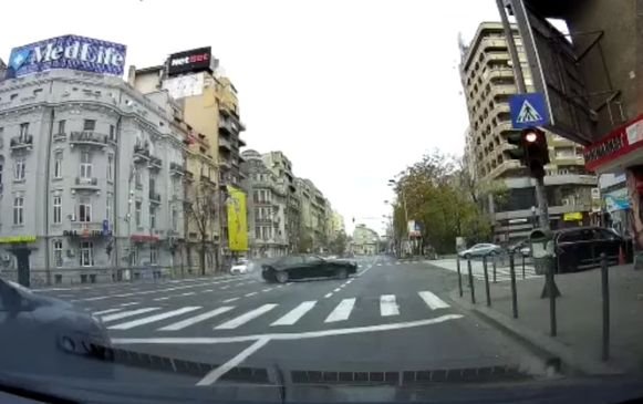  (VIDEO) La un pas de tragedie: Momentul accidentului din Bucureşti, unde un şofer a intrat într-un stâlp