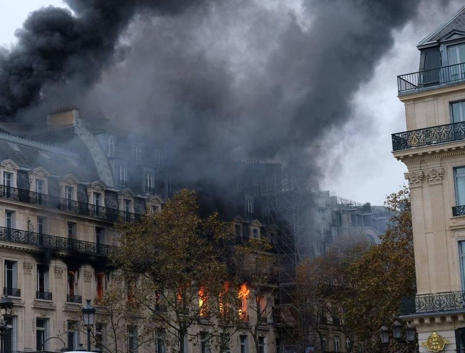  VIDEO: Incendiu puternic în centrul Parisului, lângă Opera Garnier