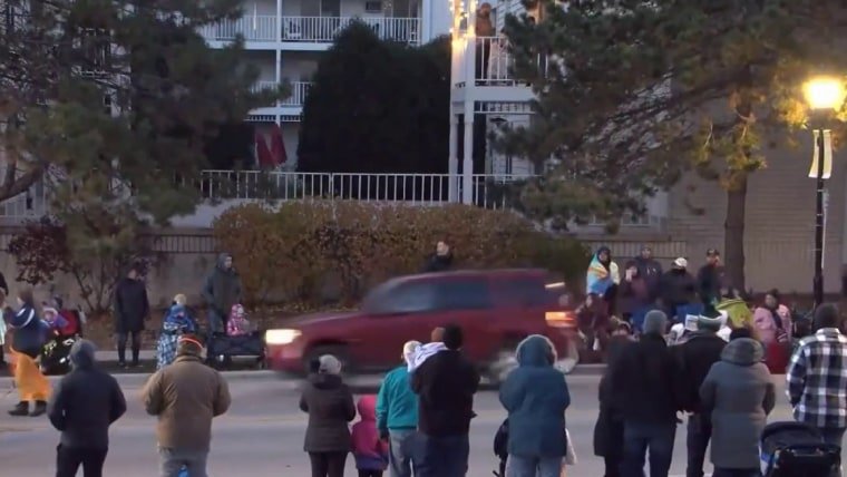  VIDEO Tragedie în SUA: Un șofer a intrat cu maşina în mulţimea adunată la o paradă de Crăciun. Cel puțin 5 morți și 40 de răniți
