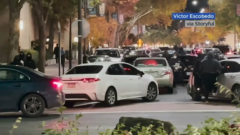  VIDEO Jaf ca-n filme în SUA: 80 de persoane au luat cu asalt un magazin din San Francisco