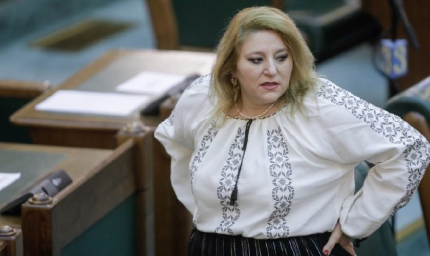  O senatoare PNL a sunat la 112 și a chemat Poliția pentru că Șoșoacă nu poartă masca în Parlament