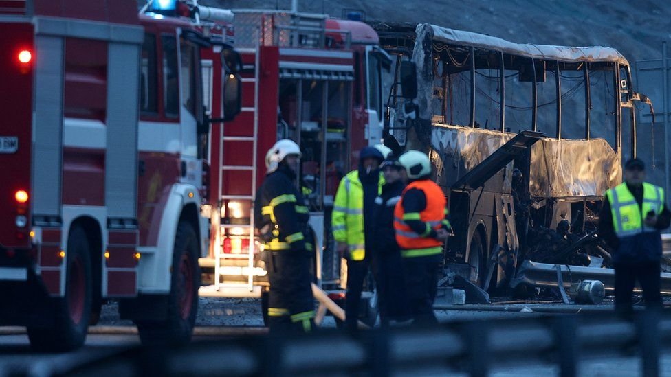  Cel puţin 45 de oameni au murit după ce un autobuz a luat foc în Bulgaria