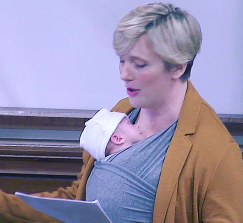  Consternare în parlamentul britanic după ce unei deputate i s-a cerut să nu-şi mai aducă bebeluşul la şedinţe
