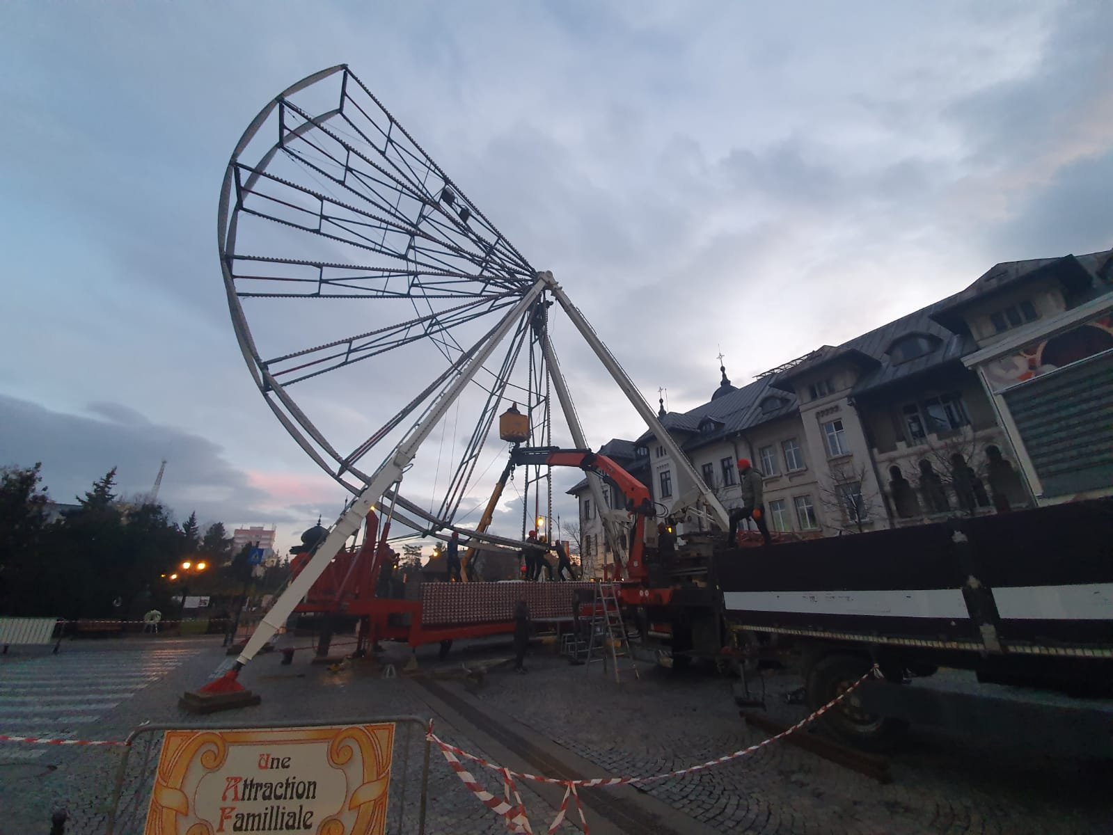  (FOTO-VIDEO) A început montarea roţii panoramice din centrul Iaşului