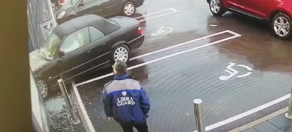  VIDEO: O șoferiță a intrat cu BMW-ul din parcare prin geamul unui supermarket