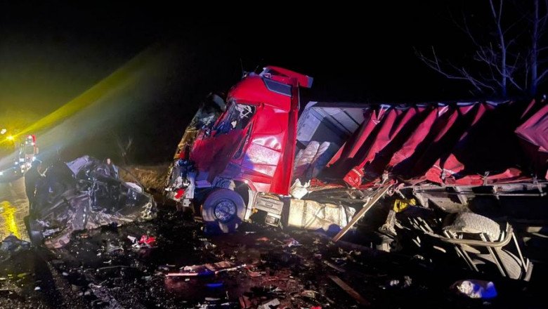  Patru morți în urma unui accident pe DN 6. Un autoturism a fost strivit între două TIR-uri