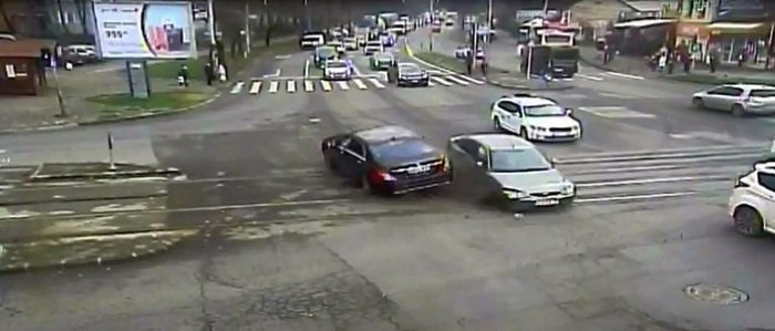  VIDEO Momentul în care un șofer epileptic spulberă tot ce-i iese în cale: pietoni răniți pe trotuar, mașini avariate