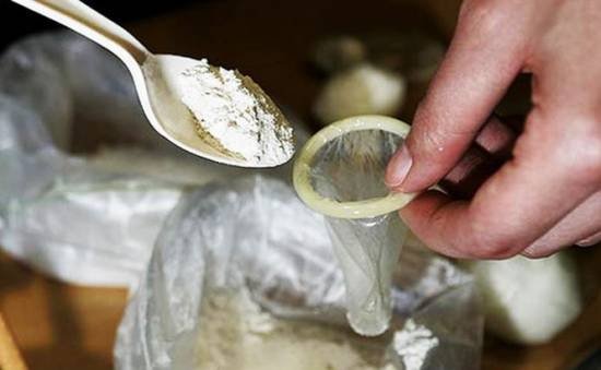  Cocaină la borcan, vândută cu 50 de euro gramul, ascunsă în pădure ca o comoară