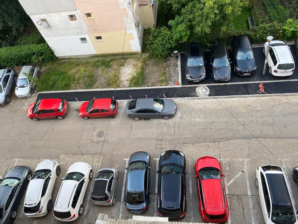  Un ieşean se plânge că nu poate folosi locul de parcare închiriat din cauza vecinilor şi a unor piloni montaţi aiurea