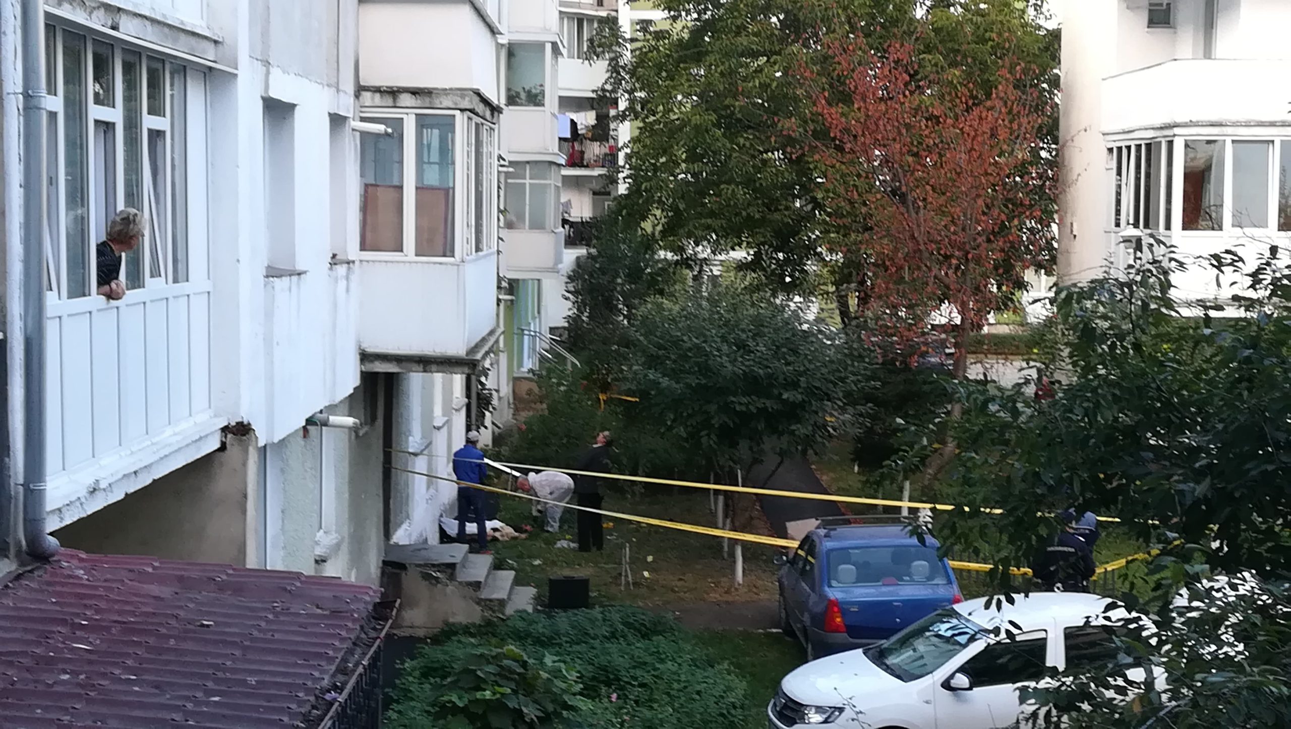  Neamţ: A murit după ce şi-a uitat cheia şi a încercat să intre în apartament prin balcon