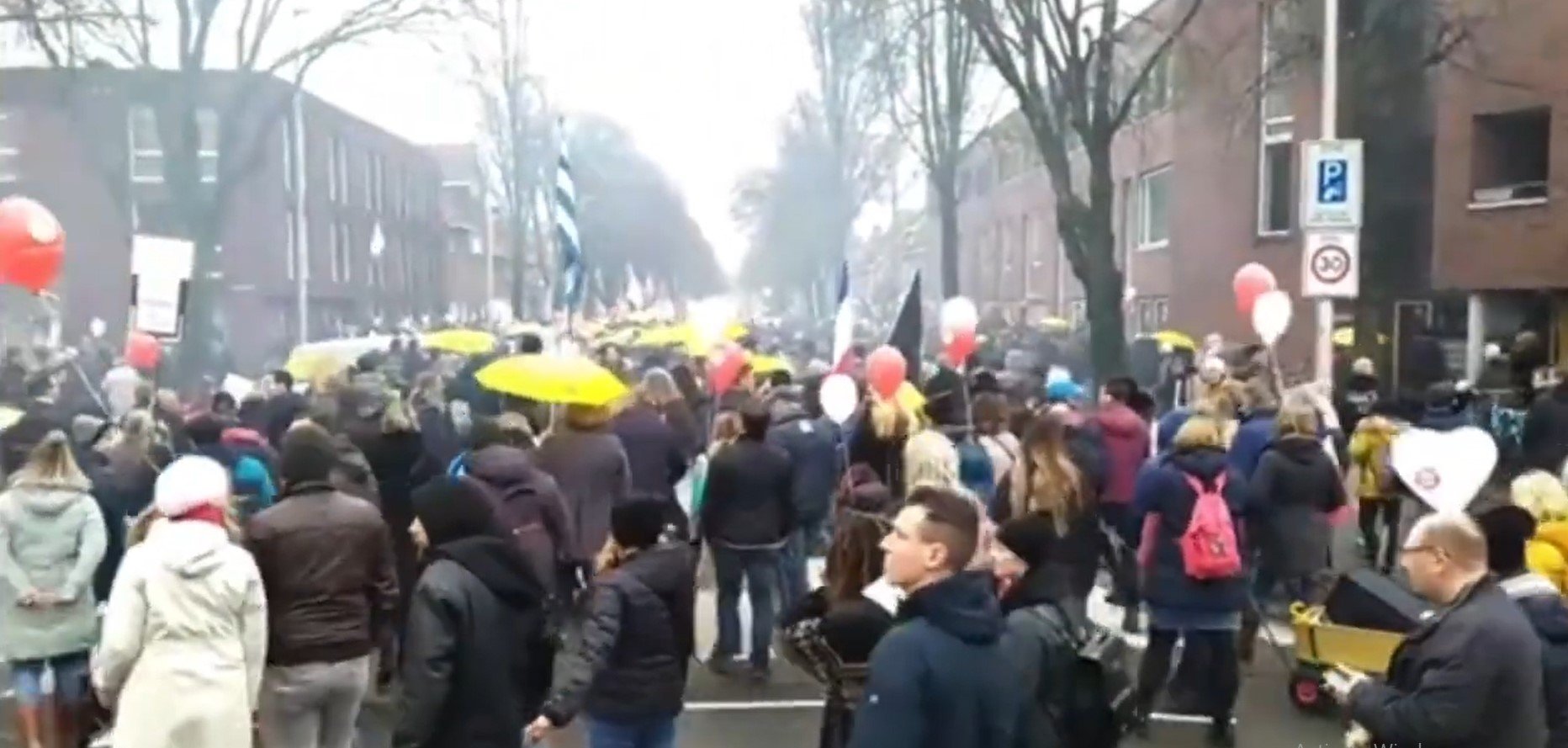  VIDEO – Mii de oameni protestează în Utrecht faţă de restricţiile sanitare impuse
