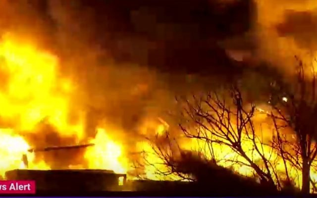  VIDEO – Incendiu de proporţii lângă Bucureşti. Au ars cu flacără mare şi degajări de fum materiale reciclabile din curtea unui depozit