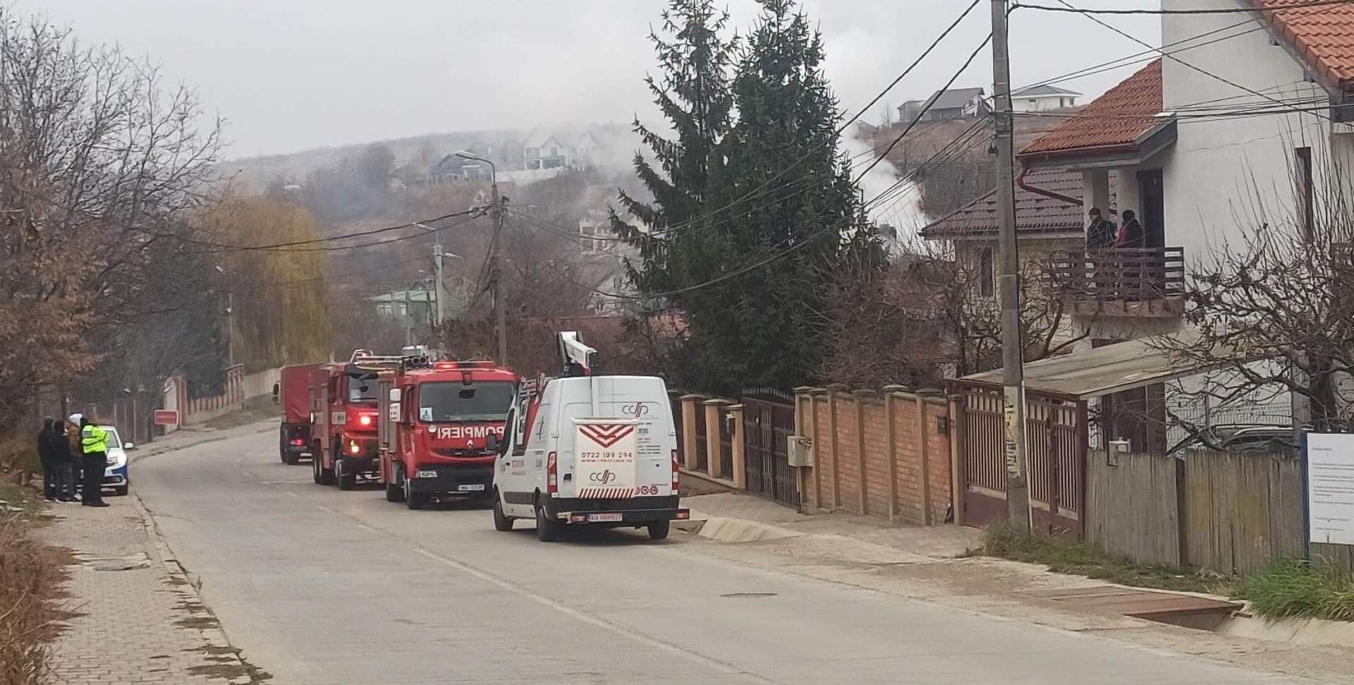 O casă de pe şoseaua Bârnova a fost cuprinsă de flăcări în această dimineaţă (FOTO)