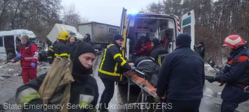  13 morți și șapte răniți într-o coliziune între un microbuz şi un camion în Ucraina