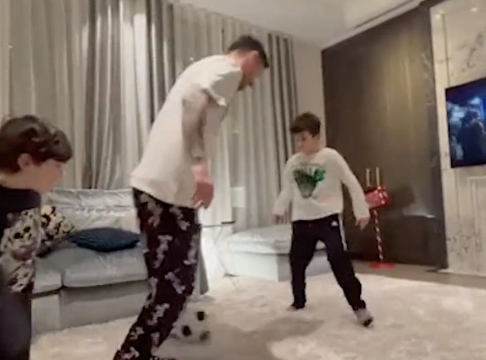  VIDEO: Leo Messi joacă fotbal și în sufragerie. Își driblează copiii