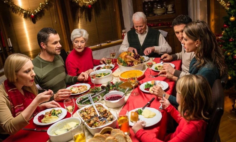 Sondaj: 92 % dintre români se pregătesc să petreacă sărbătorile acasă