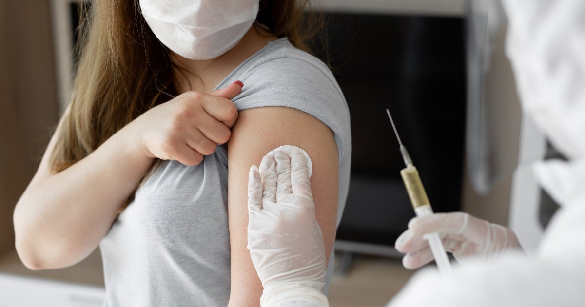  Frica de Omicron a crescut numărul ieşenilor care s-au vaccinat cu doza 3