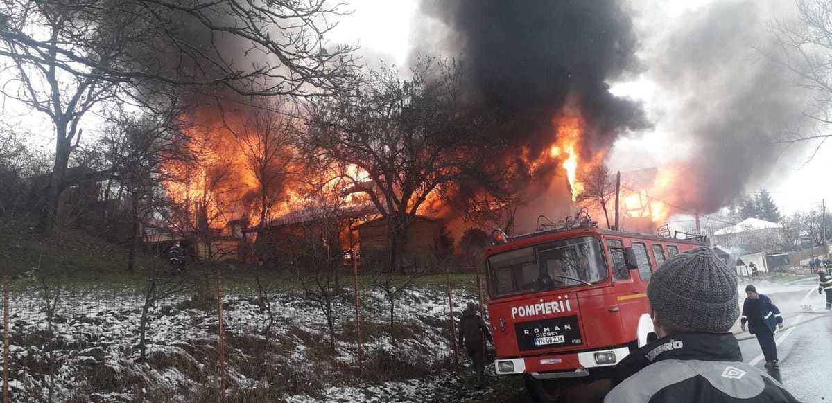  Incendiu mortal la Sprânceana. Un bărbat a murit de la fumul incendiului care i-a cuprins casa