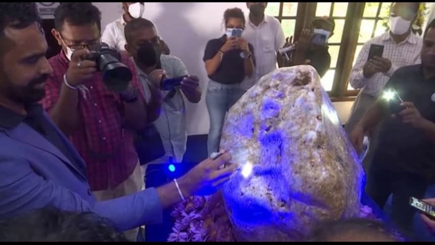  Sri Lanka anunţă că a descoperit un safir albastru de 310 kilograme, cel mai mare din lume