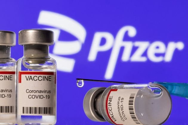  Vaccinul Pfizer protejează 70% împotriva cazurilor grave de infectare cu varanta omicron